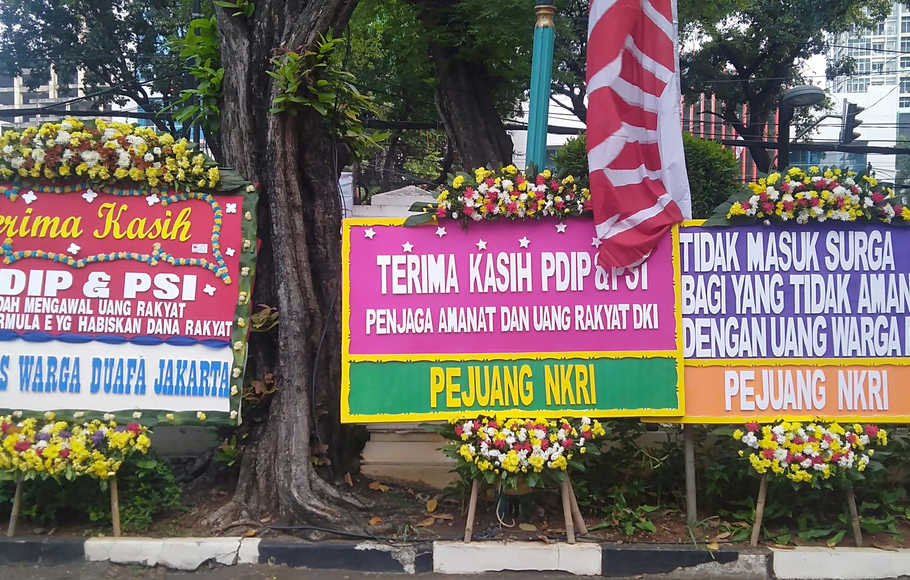 Karangan bunga untuk PDIP dan PSI di Balai Kota, Jakarta. (Foto: Beritasatu.com)