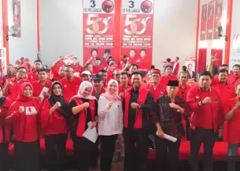 Wakil Ketua DPRD Jawa Barat berfoto bersama para peserta sosialisasi Perda di Kabupaten Majalengka, Rabu, 12 April 2023