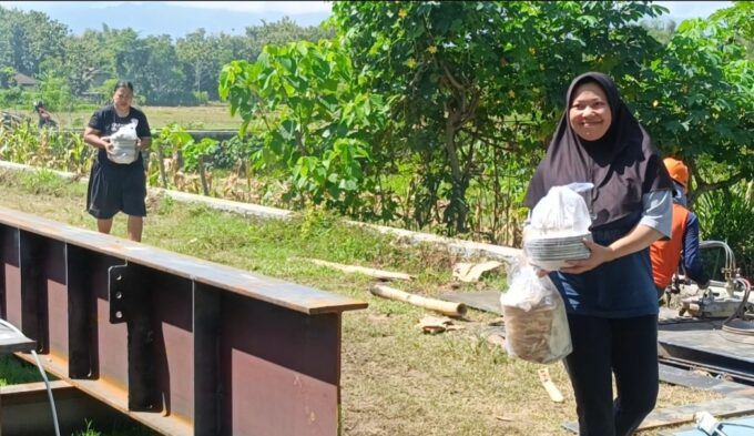 Semangat Ibu-Ibu Dukung Suksesnya Pembangunan Jembatan Perintis Garuda di Ponorogo