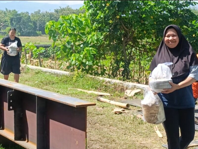 Semangat Ibu-Ibu Dukung Suksesnya Pembangunan Jembatan Perintis Garuda di Ponorogo