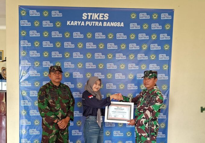 Perkuat Disiplin dan Karakter Generasi Muda, Anggota Koramil Sumbergempol Latih PBB Mahasiswa STIKES
