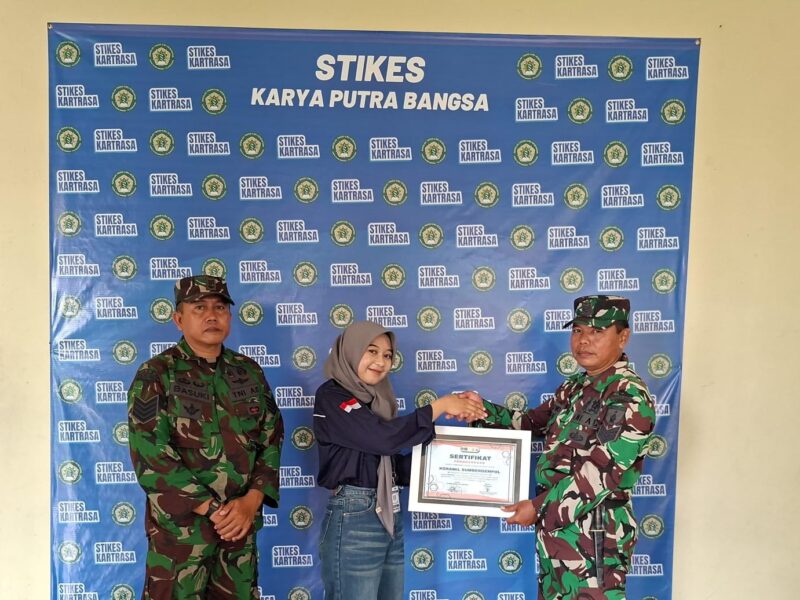 Perkuat Disiplin dan Karakter Generasi Muda, Anggota Koramil Sumbergempol Latih PBB Mahasiswa STIKES