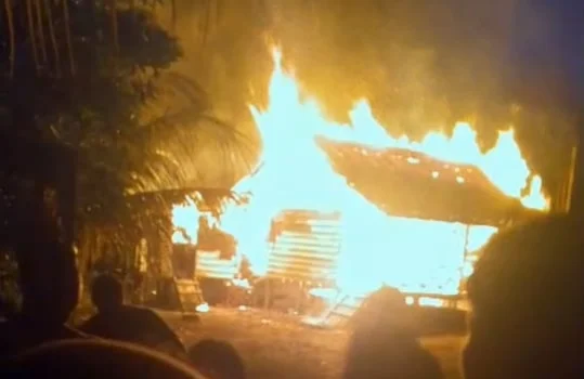 Ditinggal ke Kebun, Rumah Lansia di Silat Hulu Rata dengan Tanah Dilalap Api – Detiktoday.com