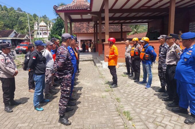 TNI-Polri dan Basarnas, Evakuasi Nelayan Hilang di Pantai Damas Trenggalek