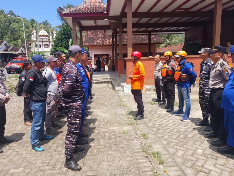 TNI-Polri dan Basarnas, Evakuasi Nelayan Hilang di Pantai Damas Trenggalek
