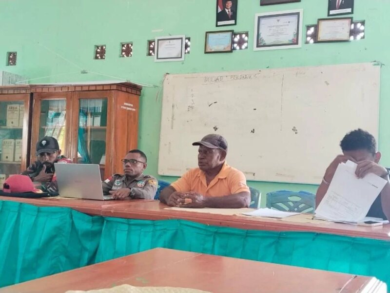 Babinsa Koramil 1803-04/Karas Kawal Penetapan BLT Kampung Mas Tepat Sasaran – Detiktoday.com