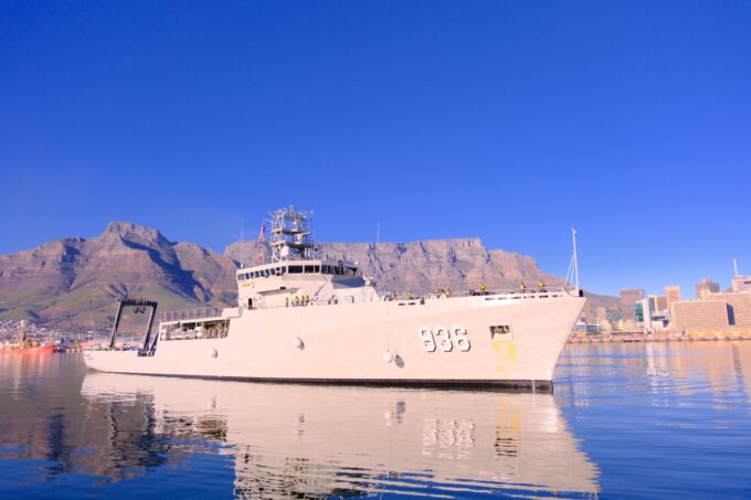 Lalui Pelayaran Etape III, KRI Canopus-936 Laksanakan Diplomasi Maritim di Afrika Selatan