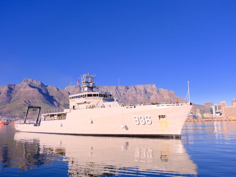 Lalui Pelayaran Etape III, KRI Canopus-936 Laksanakan Diplomasi Maritim di Afrika Selatan