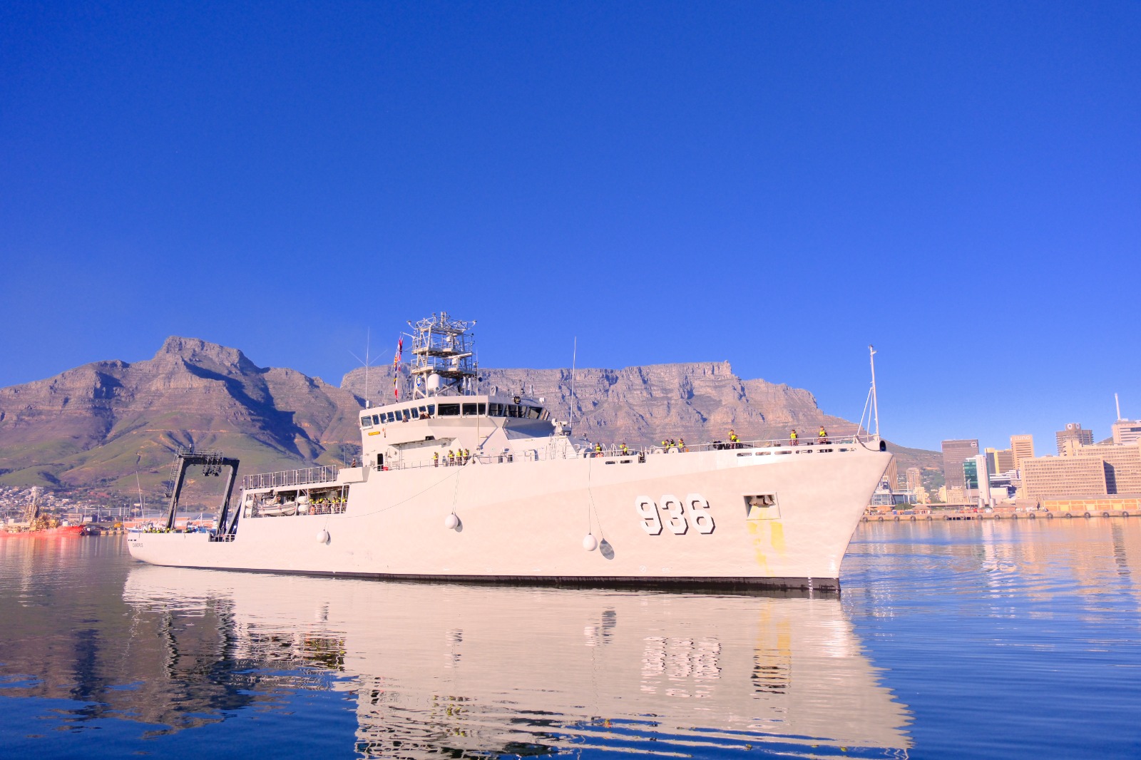 Lalui Pelayaran Etape III, KRI Canopus-936 Laksanakan Diplomasi Maritim di Afrika Selatan