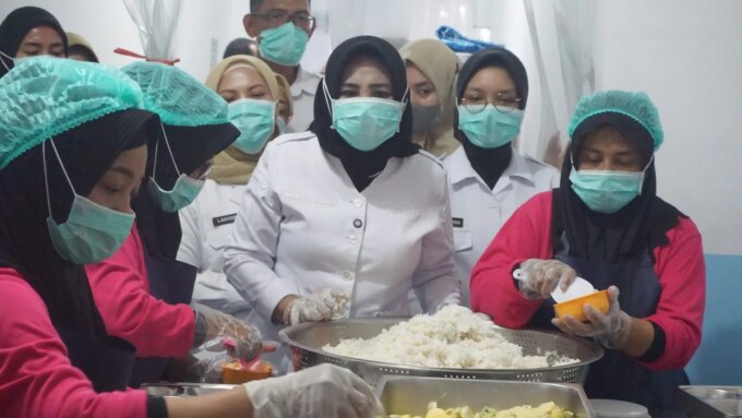 Wabup Mimik Idayana Tinjau Dapur SPPG di Tarik, Pastikan SOP dan Kebersihan Terpenuhi – Detiktoday.com