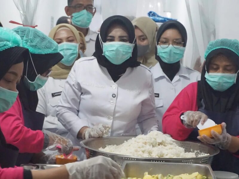 Wabup Mimik Idayana Tinjau Dapur SPPG di Tarik, Pastikan SOP dan Kebersihan Terpenuhi – Detiktoday.com