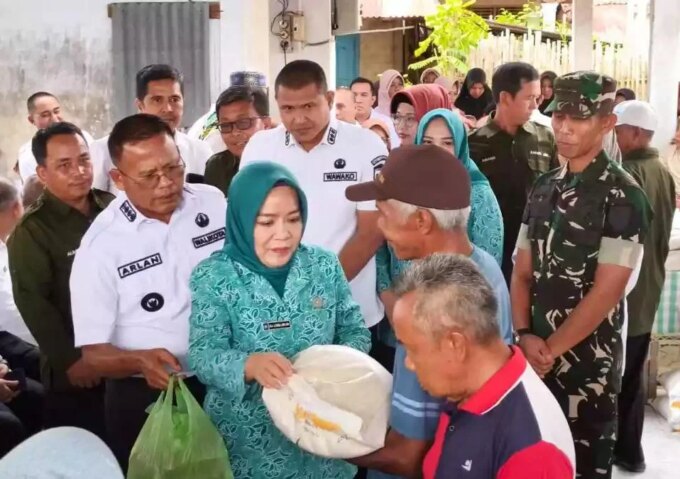 Wako H Arlan dan Ketua TP PKK Prabumulih Serahkan Bantuan Pangan – Detiktoday.com