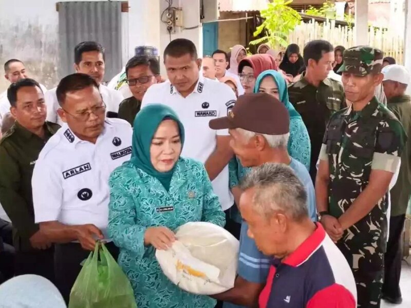 Wako H Arlan dan Ketua TP PKK Prabumulih Serahkan Bantuan Pangan – Detiktoday.com