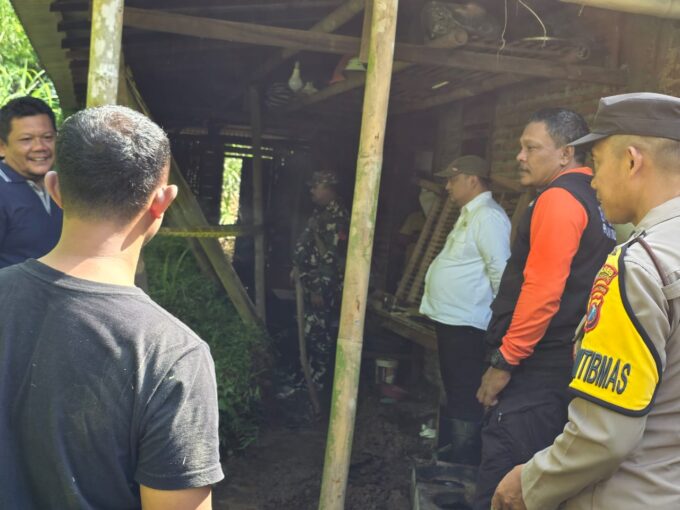 Longsor Terjang Dua Rumah, Anggota Koramil Sendang Gerak Cepat Lakukan Pendataan
