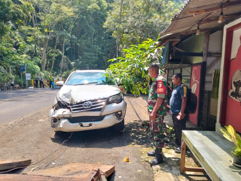 Aparat Sigap Tangani Longsor Trenggalek, Jalan Nasional Ditutup Demi Keselamatan