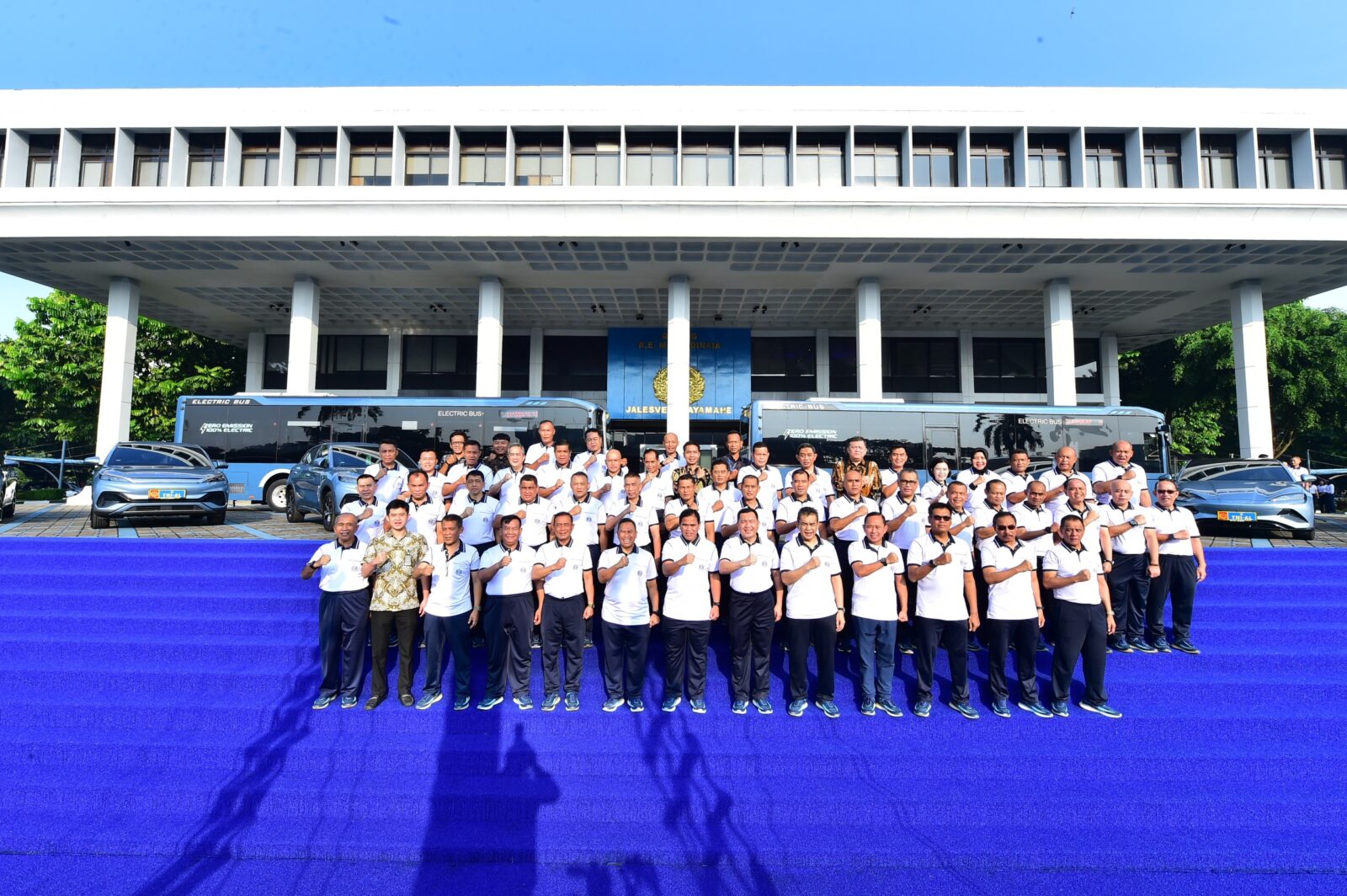 KASAL RESMIKAN BUS LISTRIK PERDANA DI MABESAL, BUKTI NYATA KOMITMEN TNI AL MENUJU ZERO EMISSION 2060