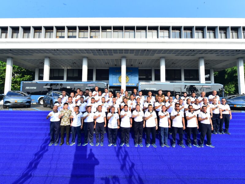 KASAL RESMIKAN BUS LISTRIK PERDANA DI MABESAL, BUKTI NYATA KOMITMEN TNI AL MENUJU ZERO EMISSION 2060