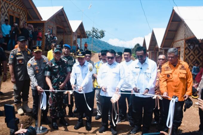 Penasehat Khusus Presiden Didampingi Bupati Dan Wabup Sukabumi, Resmikan Huntap Adaptif Bencana