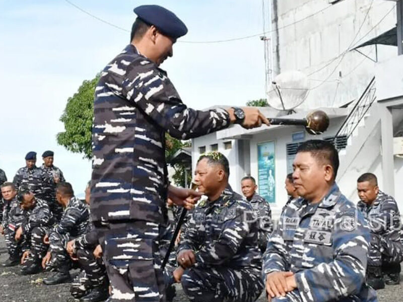 Danlanal Sibolga Kukuhkan Kenaikan Pangkat 18 Personel Lanal Sibolga
