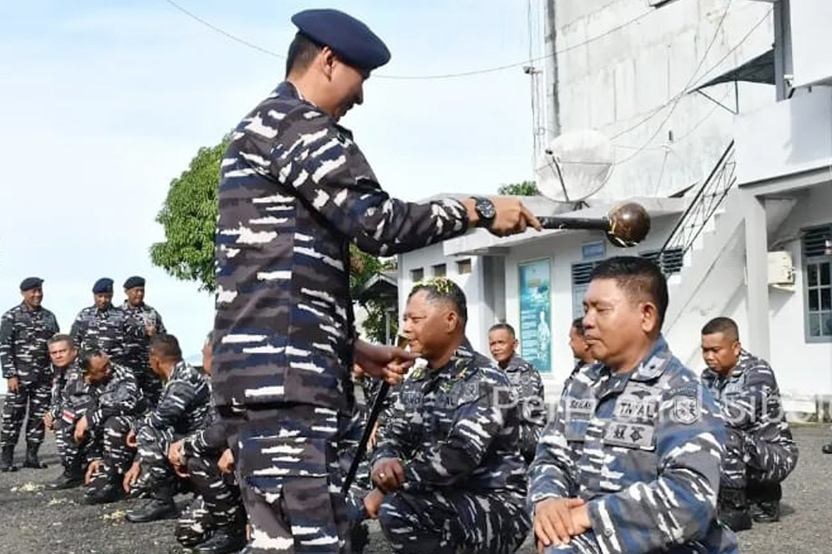 Danlanal Sibolga Kukuhkan Kenaikan Pangkat 18 Personel Lanal Sibolga