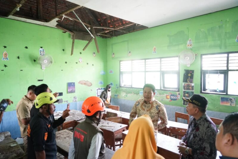 Atap Kelas Ambruk, Bupati Subandi Siapkan Perbaikan Cepat dan Rencana Gedung Dua Lantai – Detiktoday.com