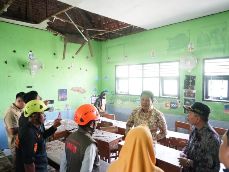 Atap Kelas Ambruk, Bupati Subandi Siapkan Perbaikan Cepat dan Rencana Gedung Dua Lantai – Detiktoday.com