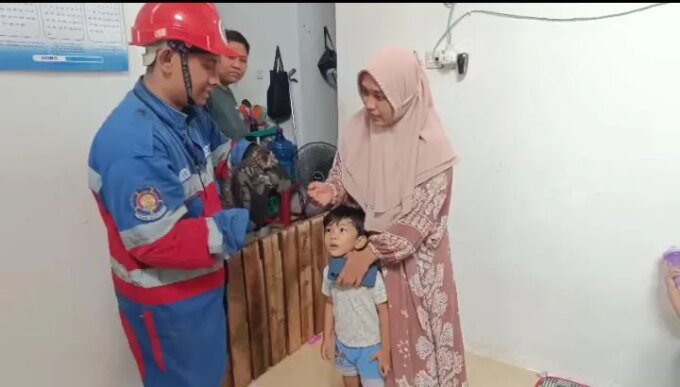 Respon Cepat Damkartan Kota Jambi, Kucing Terjebak di Plafon Rumah Berhasil Dievakuasi – Detiktoday.com