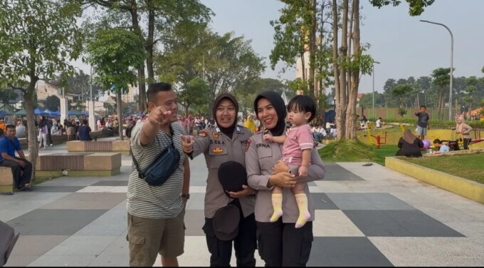 Aksi Humanis Polwan Polresta Sidoarjo Amankan Car Free Day  – Detiktoday.com