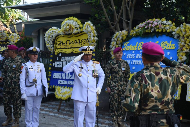 DI RUMAH DUKA, PANGKORMAR PIMPIN UPACARA PERSEMAYAMAN ALMARHUM LETJEN TNI MAR (PURN) SUHARTO