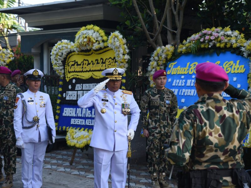 DI RUMAH DUKA, PANGKORMAR PIMPIN UPACARA PERSEMAYAMAN ALMARHUM LETJEN TNI MAR (PURN) SUHARTO