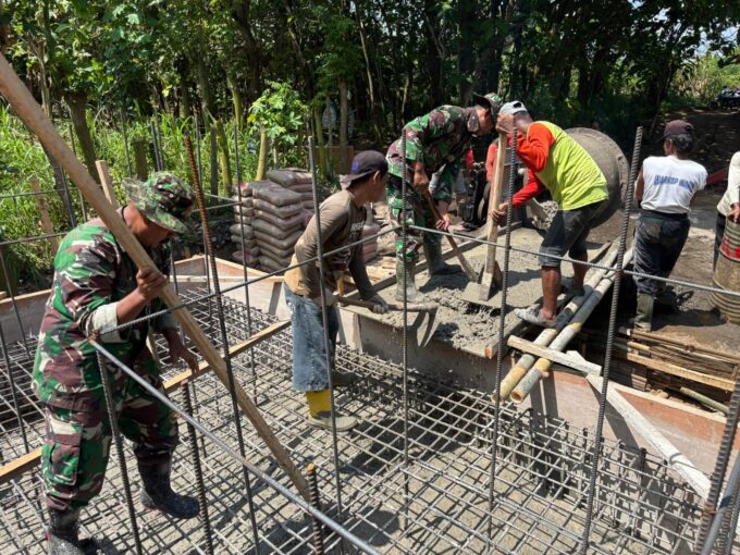 Semangat Kebersamaan, TNI dan Warga Bangun Pondasi Jembatan Garuda Kauman