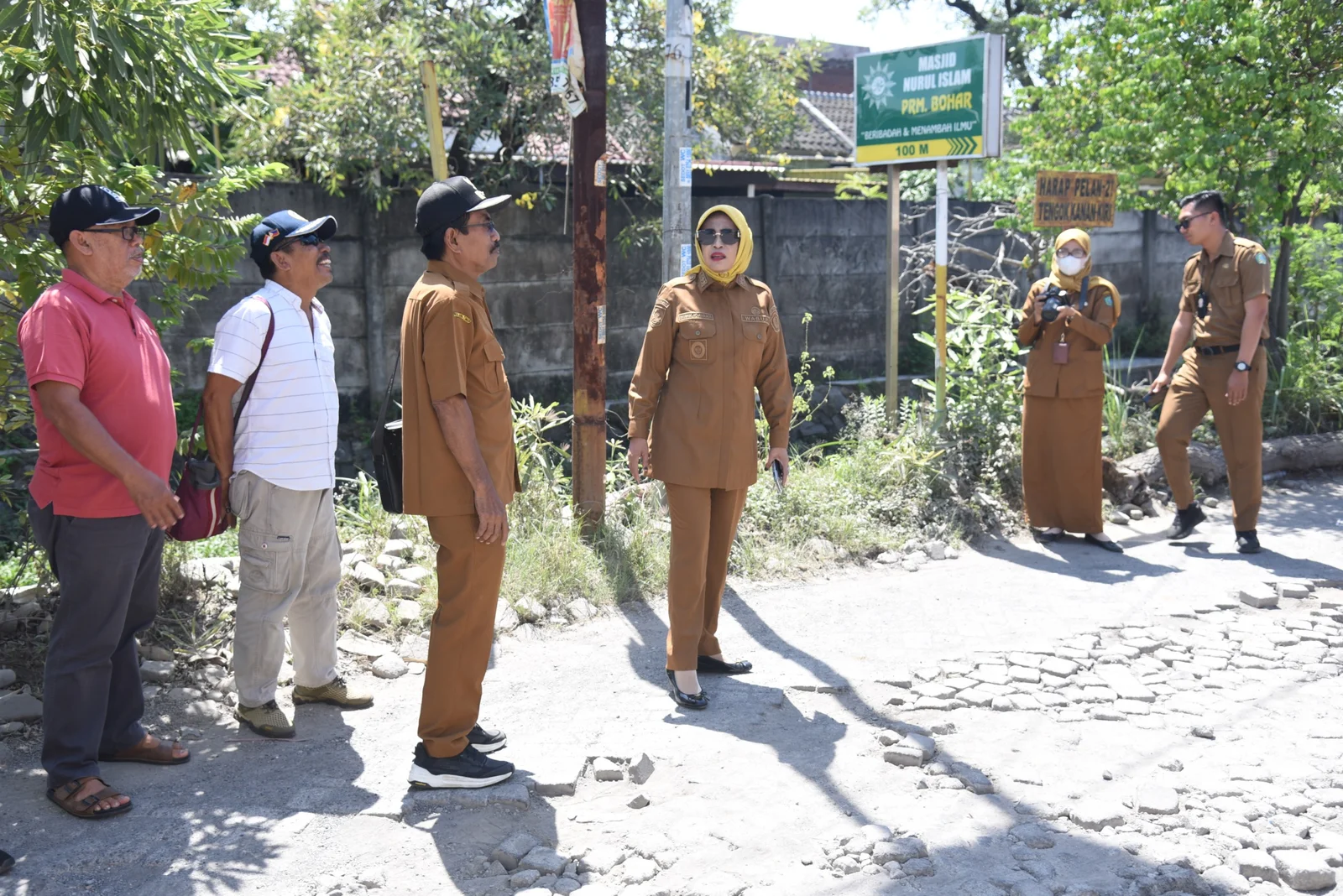 Wabup Mimik Segera Perbaiki Jalan Rusak di Desa Bohar agar Tidak Jatuh Korban – Detiktoday.com