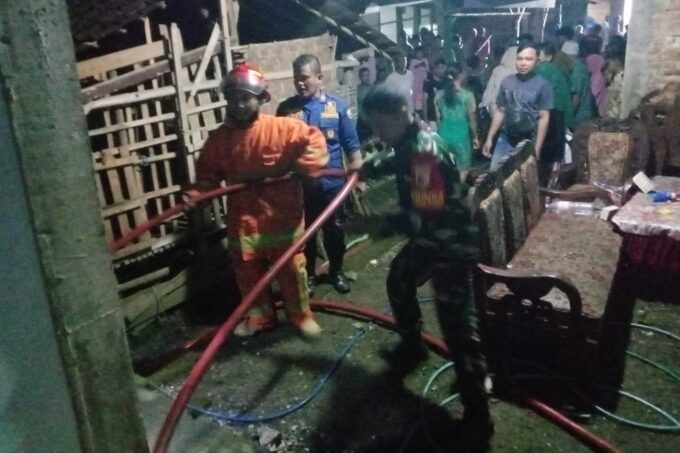 Aksi Cepat Babinsa dan Damkar, Padamkan Kebakaran Kandang di Trenggalek