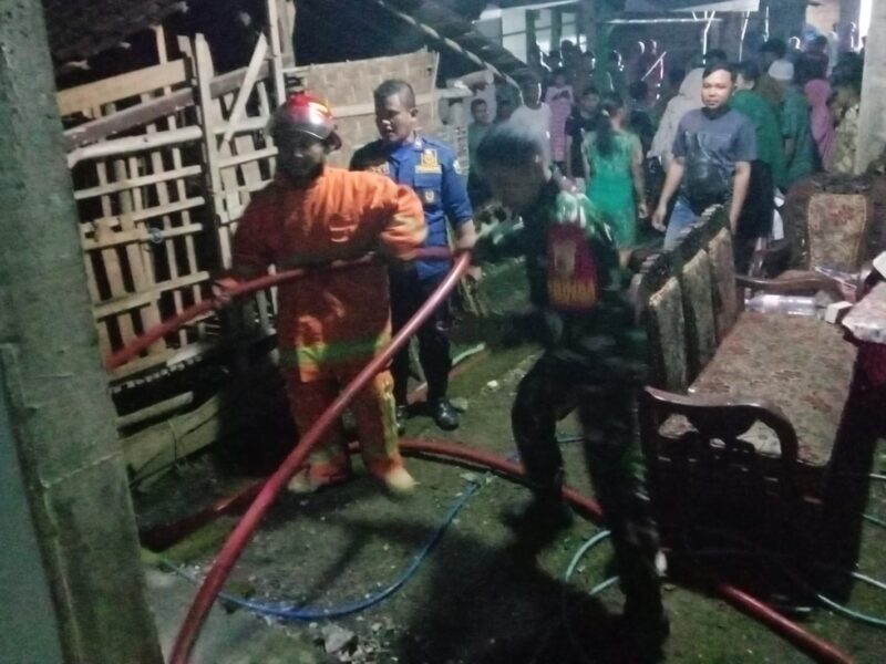 Aksi Cepat Babinsa dan Damkar, Padamkan Kebakaran Kandang di Trenggalek