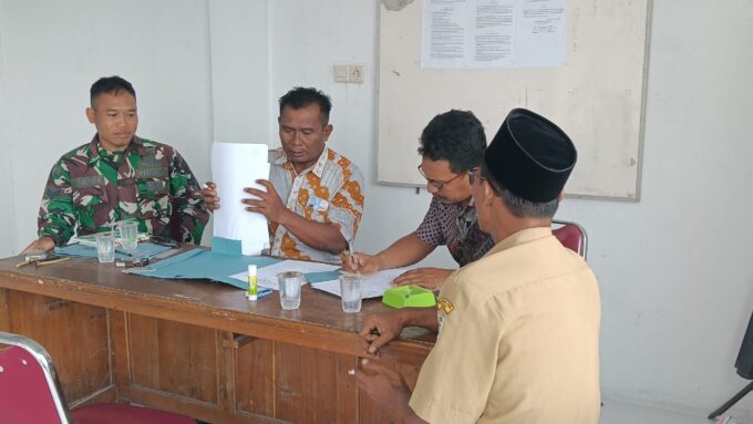 Babinsa Komsos dengan Aparatur Desa Bahas Kamtibmas