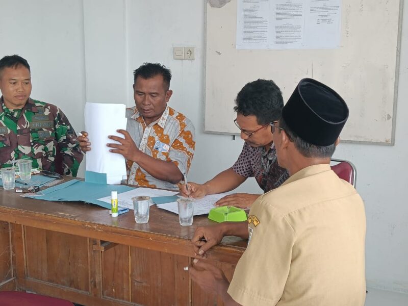 Babinsa Komsos dengan Aparatur Desa Bahas Kamtibmas