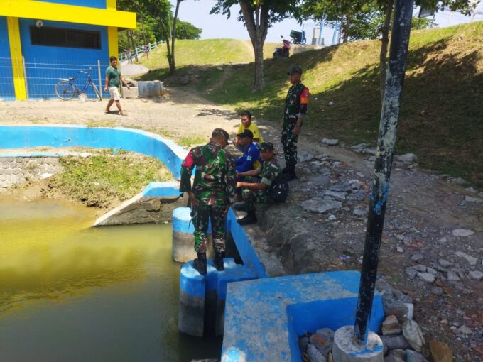 Meningkatnya Curah Hujan, Babinsa Rutin Pantau Debit Air Sungai Di Bendungan Guntur
