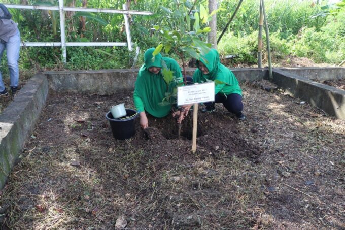 Persit KCK Cabang XXI Dim 0807 Tanam Pohon, Dorong Ketahanan Pangan dan Pelestarian Lingkungan