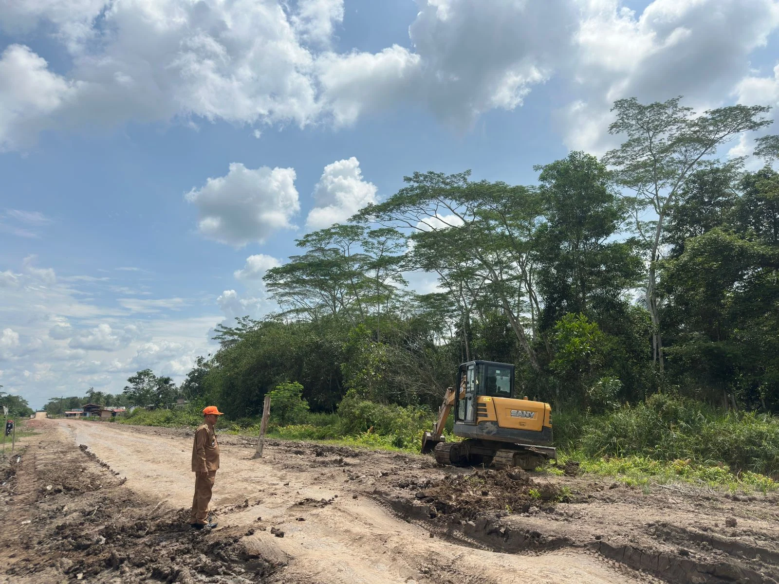 Jalan TMMD Rusak Diterjang Hujan, Camat Lalan Gandeng Warga Swadaya Timbun Jalan – Detiktoday.com