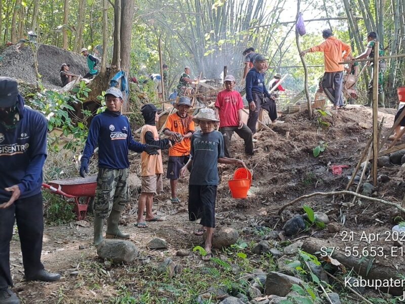 Medan Sulit Pembangunan Jembatan Perintis Garuda di Ponorogo, TNI dan Rakyat Tetap Semangat Bekerja