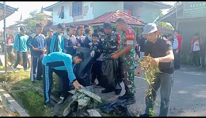 TNI, Polri, Camat, Dokter Hingga Pelajar Turun Bersihkan Kedamin Hilir – Detiktoday.com