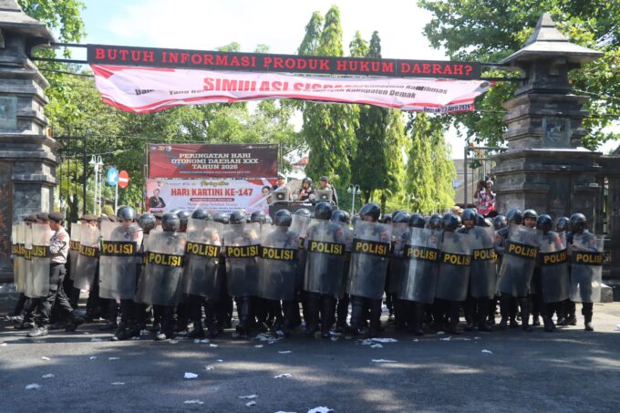 Jelang Hari Buruh, Polres Demak Simulasikan Penanganan Aksi Unjuk Rasa