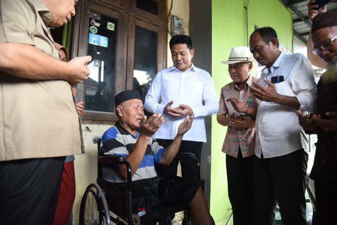 Bupati Subandi Sidak RTLH dan Salurkan Bantuan Kursi Roda untuk Warga Gedangan – Detiktoday.com