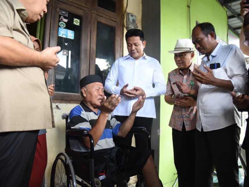 Bupati Subandi Sidak RTLH dan Salurkan Bantuan Kursi Roda untuk Warga Gedangan – Detiktoday.com