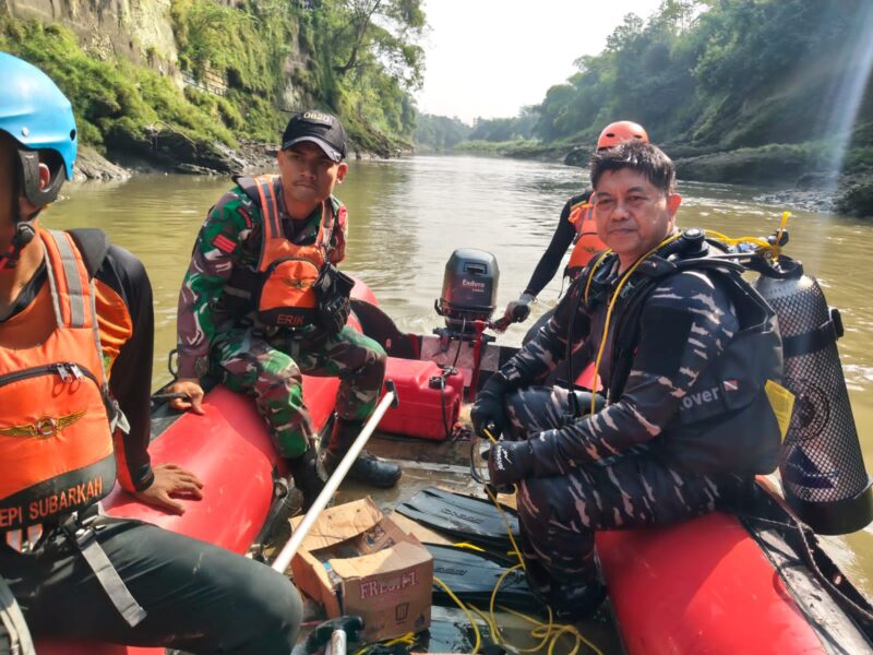 AKSI SIGAP TNI AL DAN TIM SAR GABUNGAN EVAKUASI KORBAN TENGGELAM DI SUNGAI CISANGGARUNG
