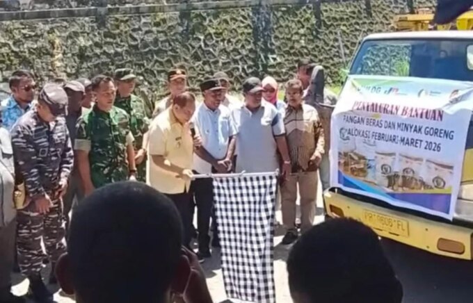 Bupati Samaun Dahlan, Resmi Lepas Penyaluran Bantuan Pangan untuk Masyarakat Fakfak – Detiktoday.com