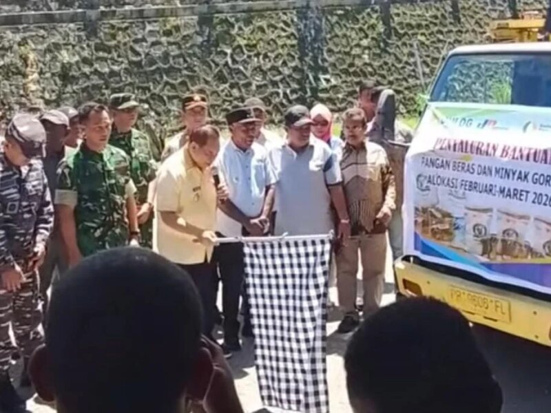 Bupati Samaun Dahlan, Resmi Lepas Penyaluran Bantuan Pangan untuk Masyarakat Fakfak – Detiktoday.com