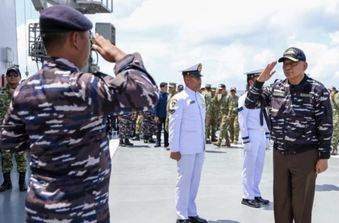 BERSAMA MENHAN RI DAN PANGLIMA TNI, PANGKORMAR DAMPINGI KASAL TINJAU LOPSLATGAB BAKSENKHSUS 2026 DI PULAU GUNDUL