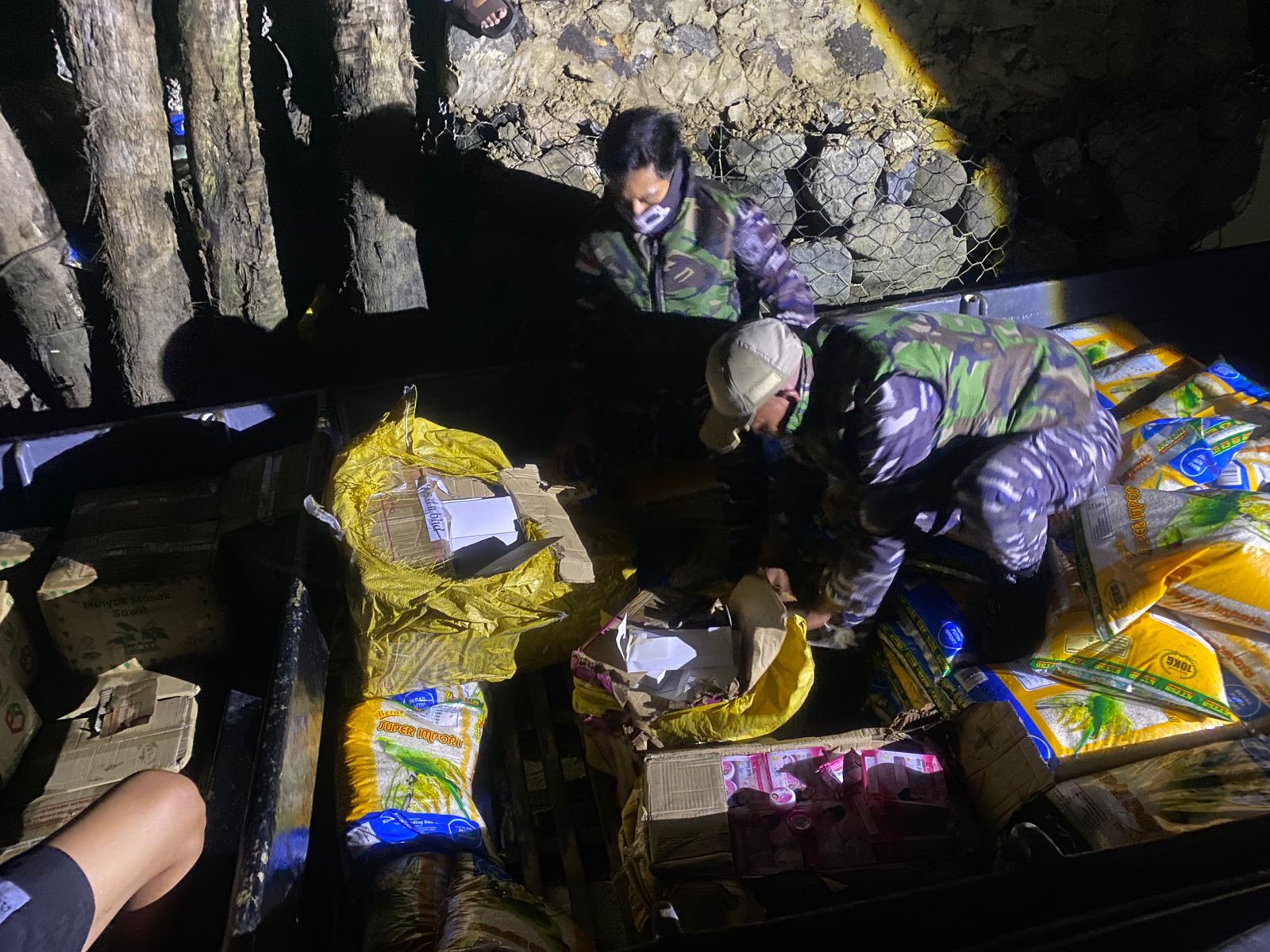 TNI AL DAN BAIS TNI, GAGALKAN UPAYA PENYELUNDUPAN 1.832 ITEM KOSMETIK ILEGAL DI PERBATASAN