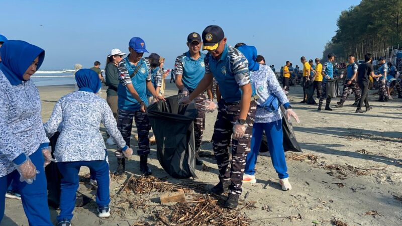 Aksi Cinta Pantai, Semangat Hari Bumi dan 40 Tahun Pengabdian Lanal Bengkulu